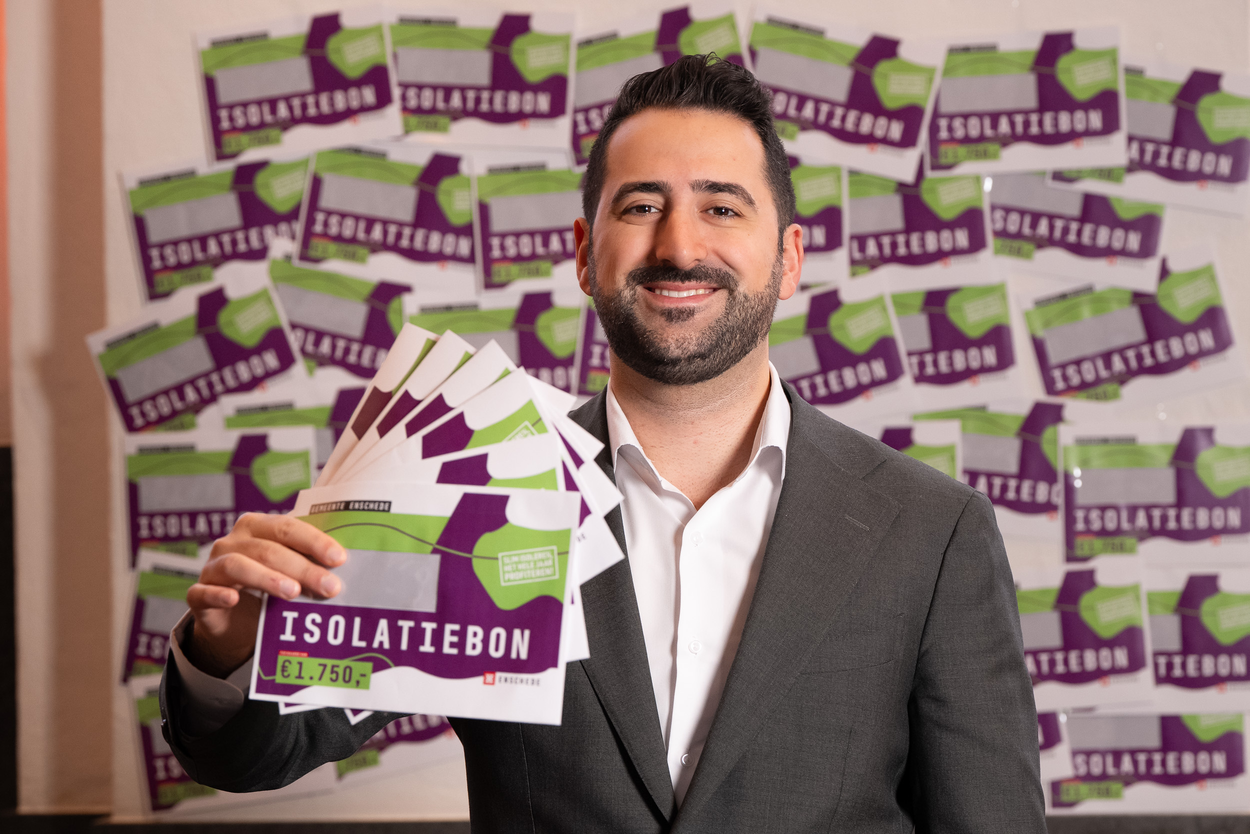 Isolatiebon van €1.750,- als subsidie voor woningisolatie, uitgedeeld door een man in pak.